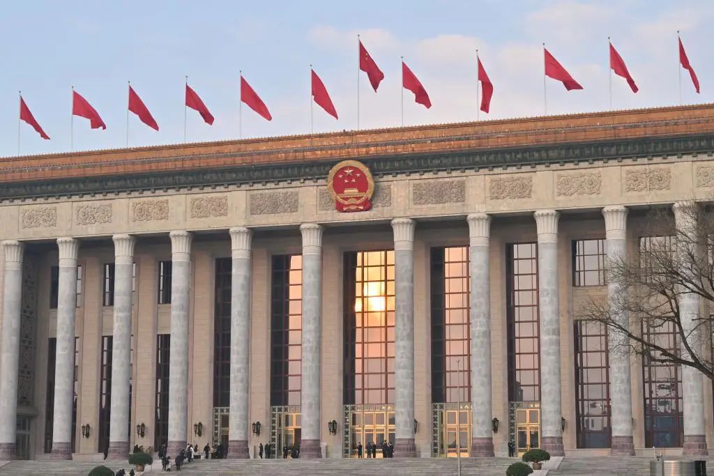 李强提到：新型储能、“沙戈荒”、海上风电